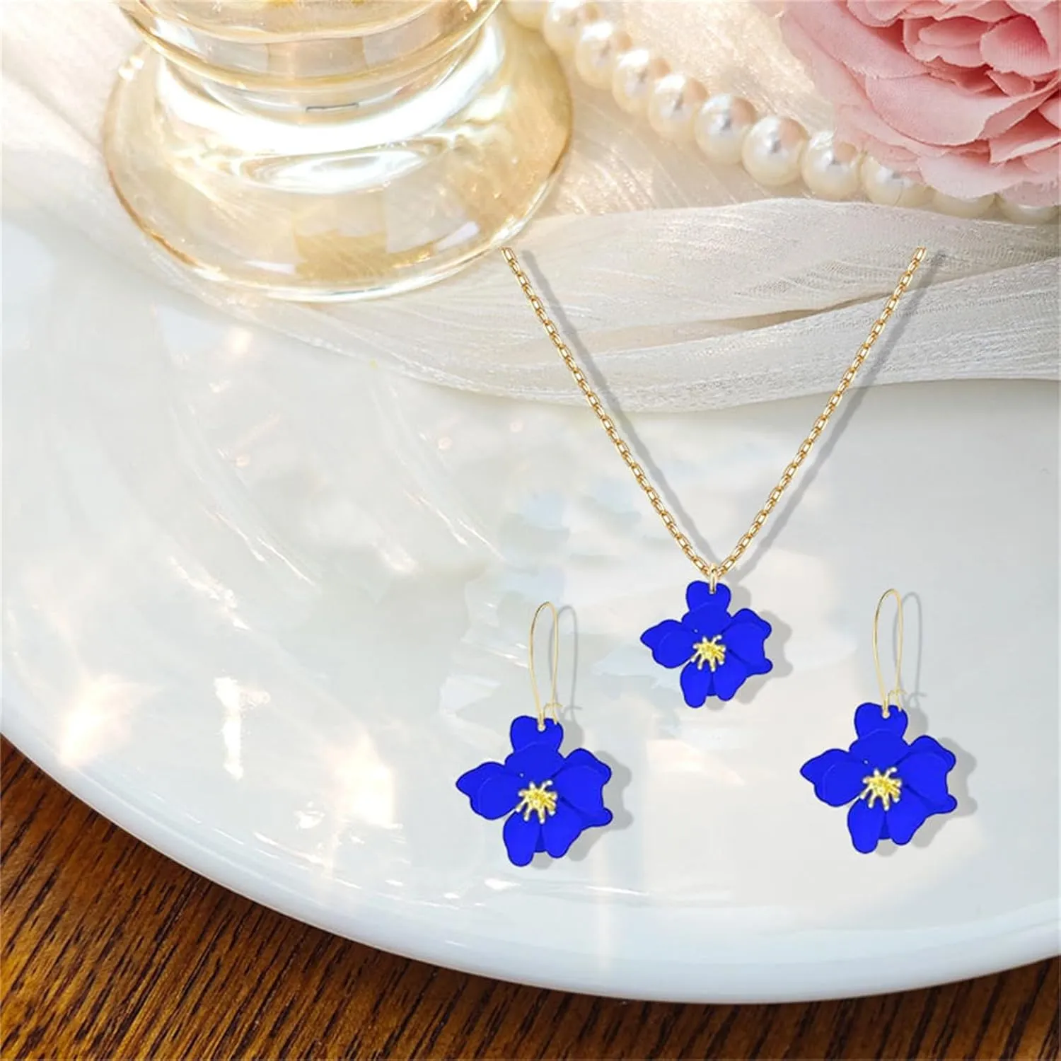 Dreuyet Charm Bohemian Daisy Flower Earring Necklaces Set for Women Elegant Matte Floral Long Petal Dangle Earrings Chic Layered Tiered Drop Earrings Seaside Holiday Jewelry