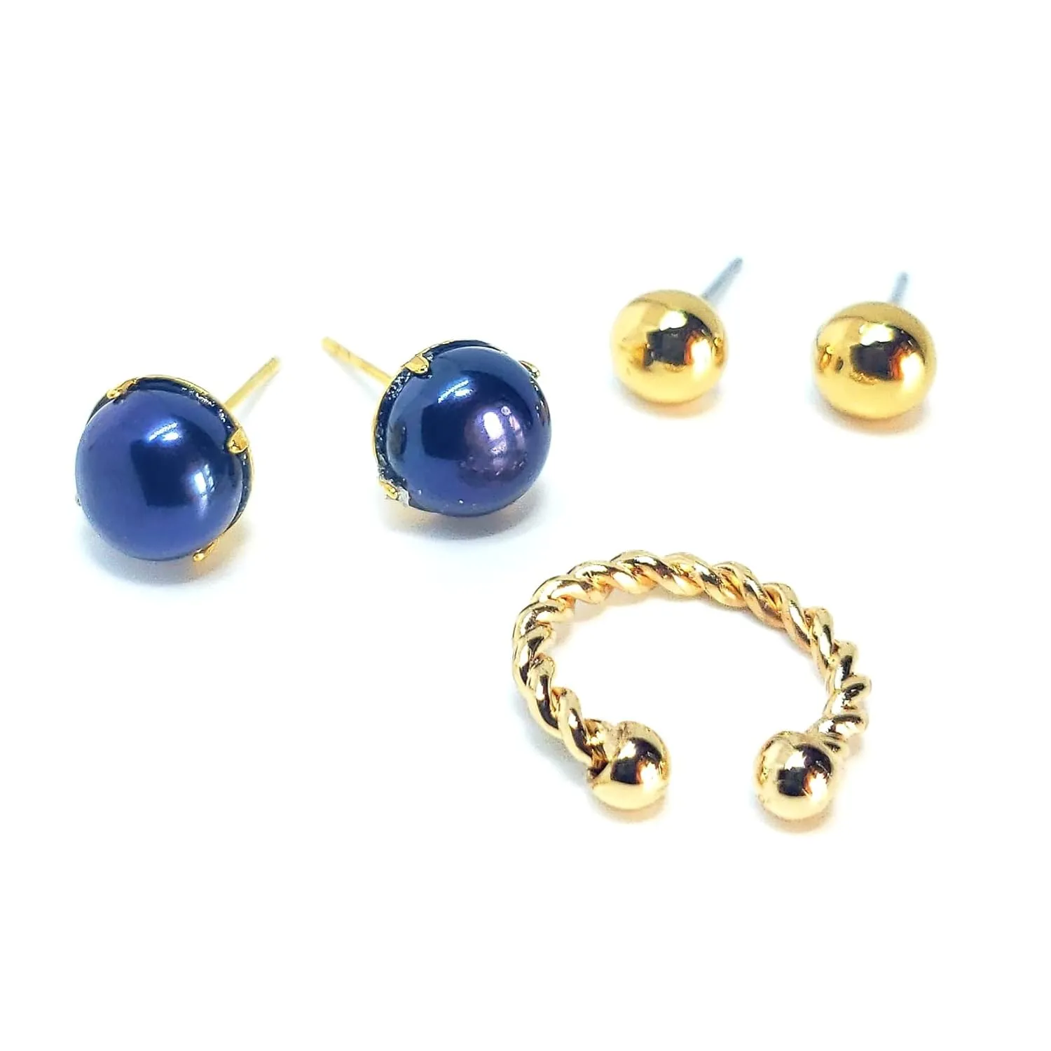 Earring Set by D'Mundo Accesorios. Genuine black freshwater pearls stud earrings, Gold plated stud, and ear cuff earring. Yellow gold plated earrings set.
