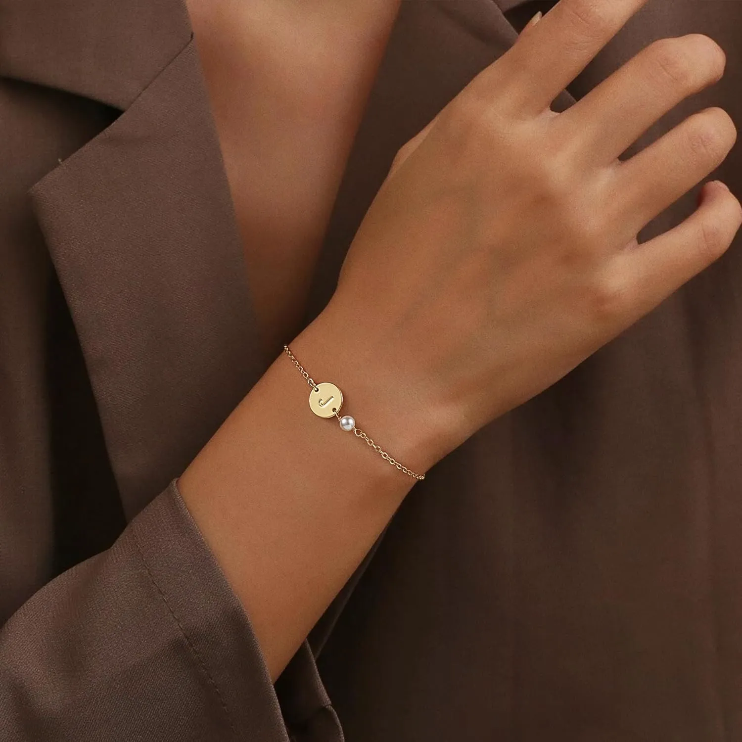 Turandoss Gold Initial Bracelets for Women - Initial Pearl Bracelets for Girls Gifts Disc Monogram Gold Jewelry for Women Teen Girl Gifts