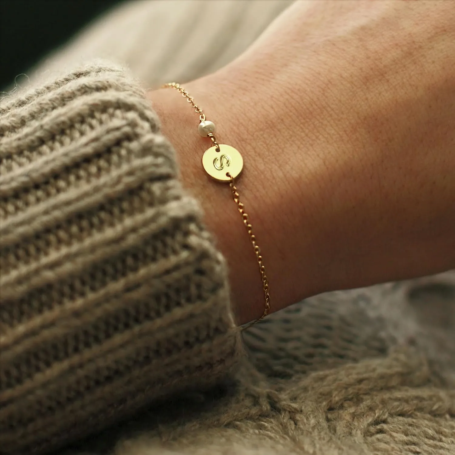 Turandoss Gold Initial Bracelets for Women - Initial Pearl Bracelets for Girls Gifts Disc Monogram Gold Jewelry for Women Teen Girl Gifts